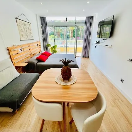 Modern Studio With Pools, 50 Meters From The Sea Apartmán